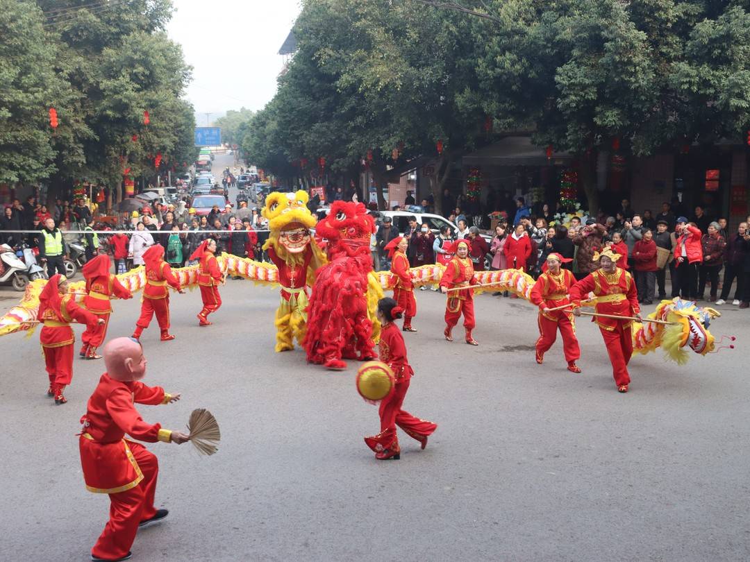 醉喜江阳年 春节天天乐丨幸福“家”倍 合不“龙”嘴(图2)