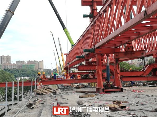 本周内 泸州长江大桥主桥挂梁更换任务将全面结束(图1)