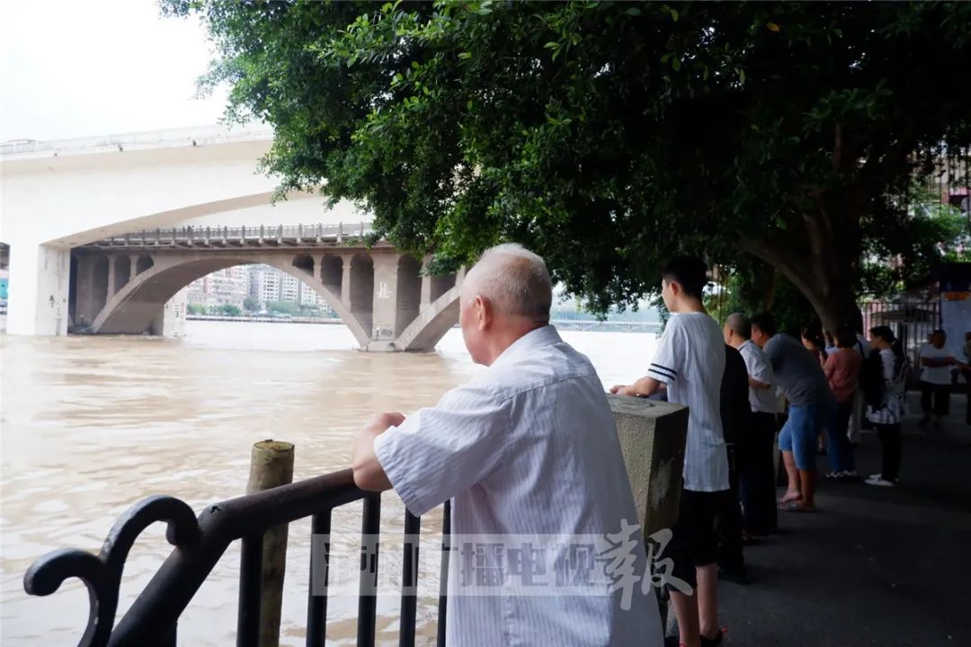 泸州段长江沱江洪峰来袭 临江市民陆续撤离中(图8)