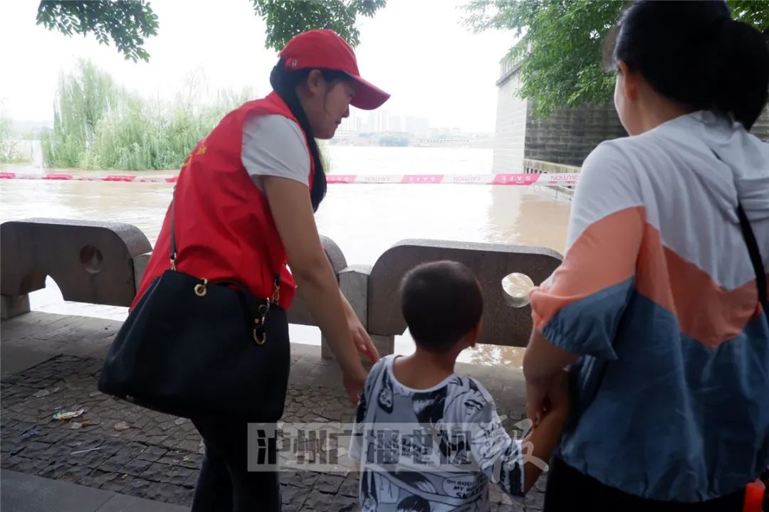 泸州段长江沱江洪峰来袭 临江市民陆续撤离中(图15)