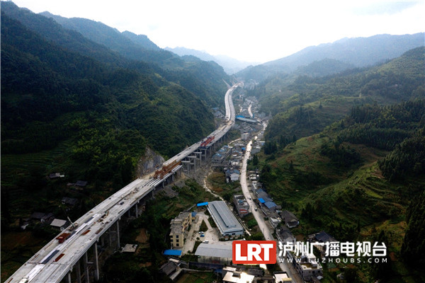 叙威高速路面铺筑过半 预计年底实现通车(图1)