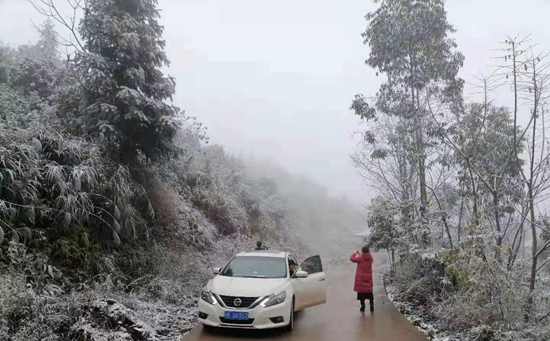 泸州合江法王寺镇龙挂山雪景