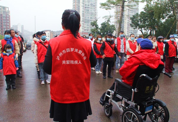 泸州市圆梦关爱协会暖冬行 上百名孤残儿童获关爱(图2)