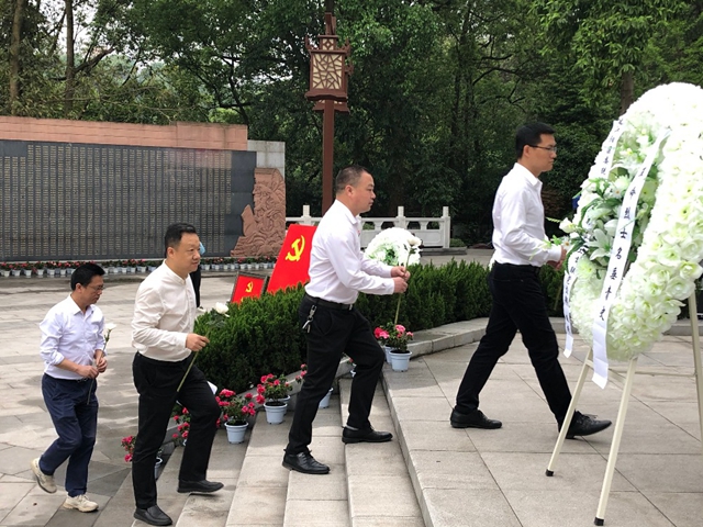 缅怀革命先烈，传承红色精神！江阳区统一战线开展“学党史 祭英烈”主题教育活动(图2)